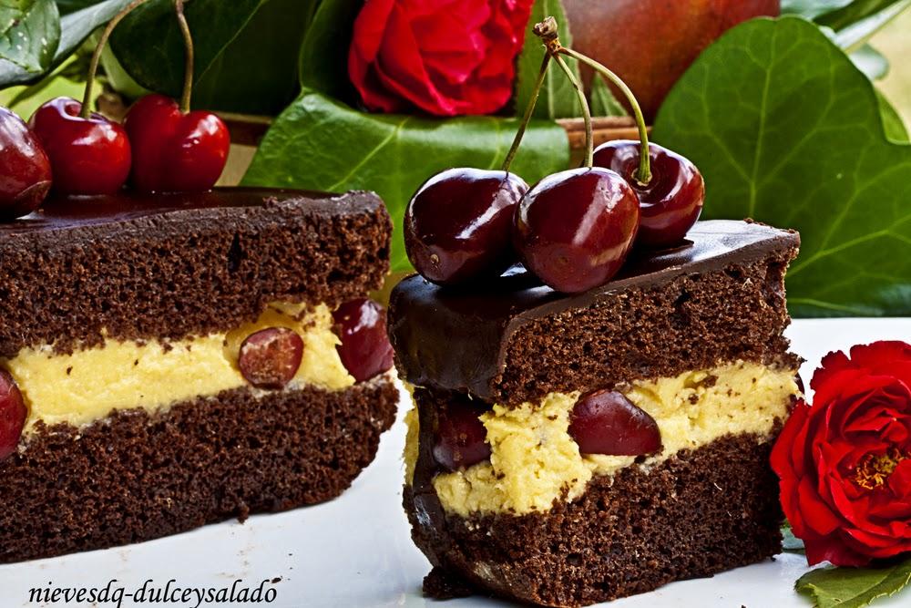 TARTA SACHER RELLENA DE CREMA DE MANGO Y CEREZAS