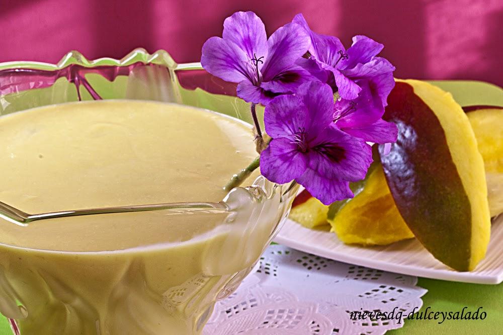 TARTA SACHER RELLENA DE CREMA DE MANGO Y CEREZAS