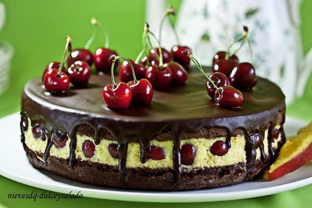 TARTA SACHER RELLENA DE CREMA DE MANGO Y CEREZAS