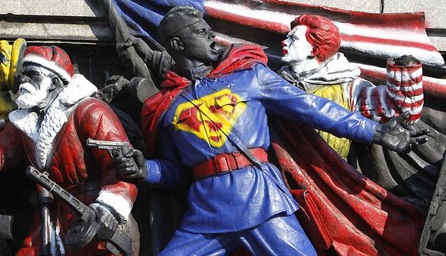Somos unos vándalos: Graffiteros convierten monumento histórico en homenaje friki