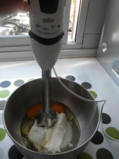 Tarta de Cola Cao con pétalos de chocolate Valor