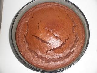 Tarta de Cola Cao con pétalos de chocolate Valor