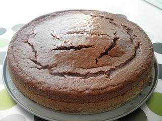 Tarta de Cola Cao con pétalos de chocolate Valor