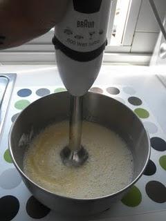 Tarta de Cola Cao con pétalos de chocolate Valor