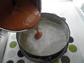 Tarta de Cola Cao con pétalos de chocolate Valor