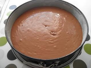 Tarta de Cola Cao con pétalos de chocolate Valor