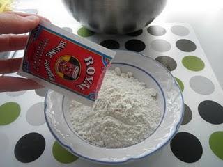 Tarta de Cola Cao con pétalos de chocolate Valor