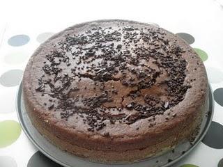 Tarta de Cola Cao con pétalos de chocolate Valor