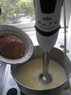 Tarta de Cola Cao con pétalos de chocolate Valor