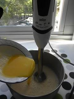 Tarta de Cola Cao con pétalos de chocolate Valor