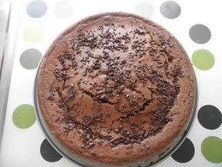 Tarta de Cola Cao con pétalos de chocolate Valor