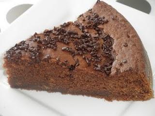 Tarta de Cola Cao con pétalos de chocolate Valor