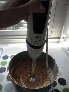 Tarta de Cola Cao con pétalos de chocolate Valor