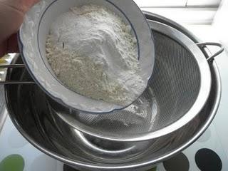 Tarta de Cola Cao con pétalos de chocolate Valor