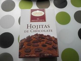 Tarta de Cola Cao con pétalos de chocolate Valor