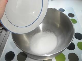 Tarta de Cola Cao con pétalos de chocolate Valor