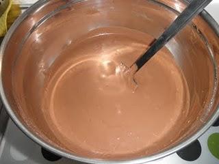 Tarta de Cola Cao con pétalos de chocolate Valor