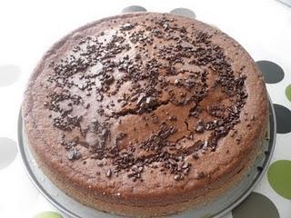 Tarta de Cola Cao con pétalos de chocolate Valor