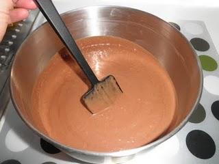 Tarta de Cola Cao con pétalos de chocolate Valor