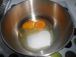 Tarta de Cola Cao con pétalos de chocolate Valor