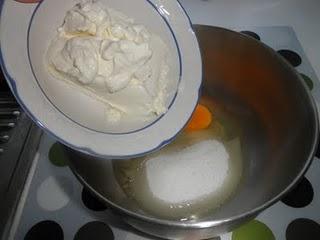 Tarta de Cola Cao con pétalos de chocolate Valor