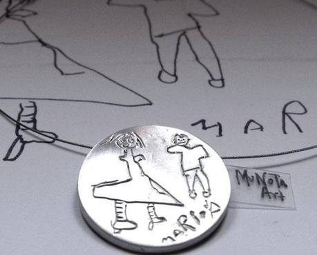 Colgante Munota Art by Kids, convierte los dibujos de los niños en joyas