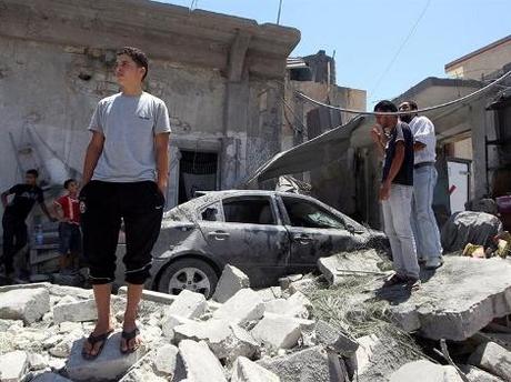 La OTAN bombardea objetivos civiles en LIBIA