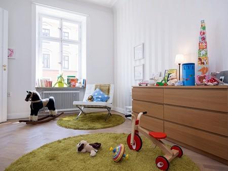 silla barcelona piso en suecia muebles modernos muebles de lineas rectas muebles de diseño mies van de rohe mezcla de estilos en decoración estilo nórdico clásico moderno estilo nórdico diseño de los años 50 diseño alemán Decoración clásica con toques modernos casa decorada en blanco 