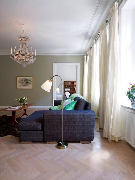 silla barcelona piso en suecia muebles modernos muebles de lineas rectas muebles de diseño mies van de rohe mezcla de estilos en decoración estilo nórdico clásico moderno estilo nórdico diseño de los años 50 diseño alemán Decoración clásica con toques modernos casa decorada en blanco 