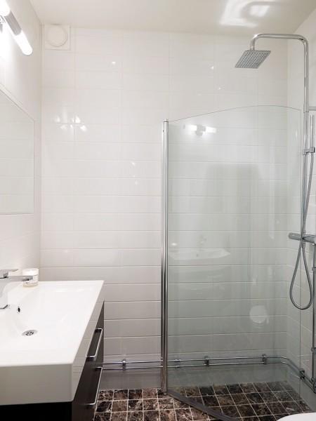 silla barcelona piso en suecia muebles modernos muebles de lineas rectas muebles de diseño mies van de rohe mezcla de estilos en decoración estilo nórdico clásico moderno estilo nórdico diseño de los años 50 diseño alemán Decoración clásica con toques modernos casa decorada en blanco 