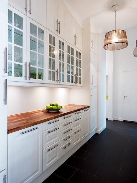 silla barcelona piso en suecia muebles modernos muebles de lineas rectas muebles de diseño mies van de rohe mezcla de estilos en decoración estilo nórdico clásico moderno estilo nórdico diseño de los años 50 diseño alemán Decoración clásica con toques modernos casa decorada en blanco 