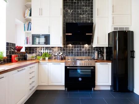 silla barcelona piso en suecia muebles modernos muebles de lineas rectas muebles de diseño mies van de rohe mezcla de estilos en decoración estilo nórdico clásico moderno estilo nórdico diseño de los años 50 diseño alemán Decoración clásica con toques modernos casa decorada en blanco 