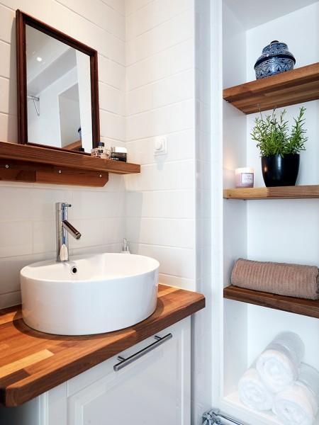 silla barcelona piso en suecia muebles modernos muebles de lineas rectas muebles de diseño mies van de rohe mezcla de estilos en decoración estilo nórdico clásico moderno estilo nórdico diseño de los años 50 diseño alemán Decoración clásica con toques modernos casa decorada en blanco 