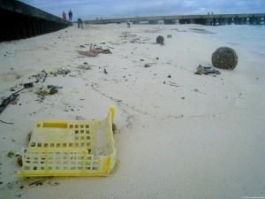 Playa llena de basura de plástico