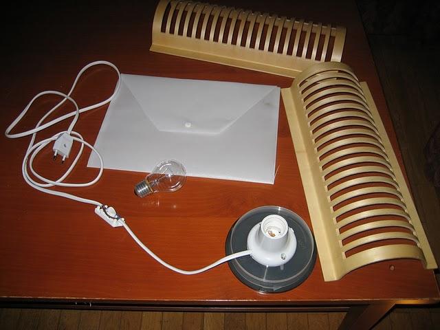 Ikea hack: la lámpara de mesa con un porta cds de pared