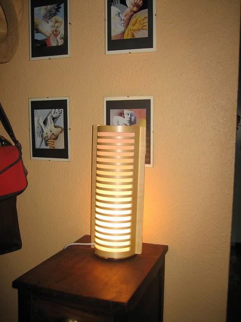 Ikea hack: la lámpara de mesa con un porta cds de pared