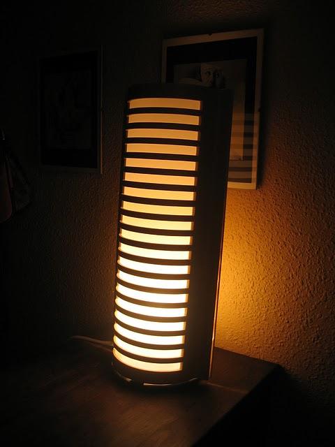 Ikea hack: la lámpara de mesa con un porta cds de pared