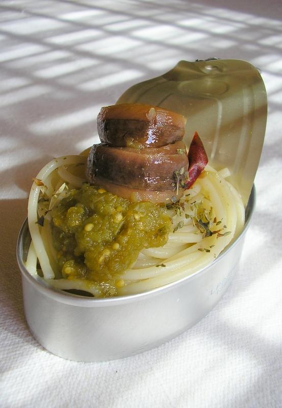 Tapa de pasta con salsa verde y anchoas