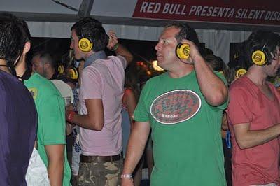 El absurdo de los conciertos con auriculares