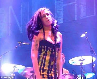 Amy Winehouse borracha en concierto