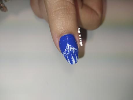 Diseño de uñas en azul