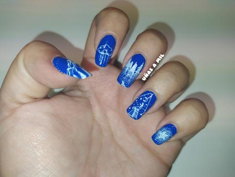 Diseño de uñas en azul