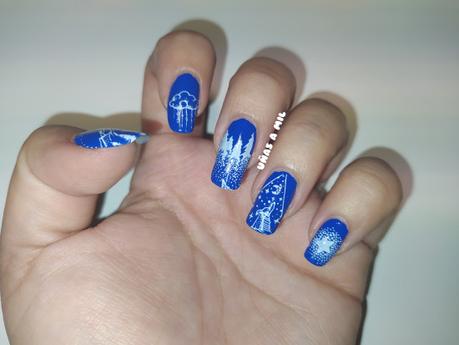 Diseño de uñas en azul