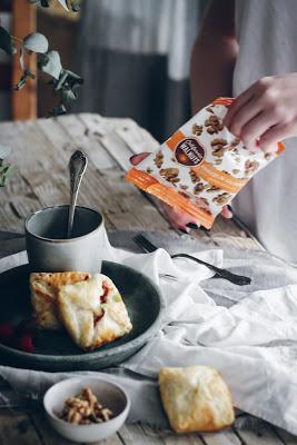 Empanadillas de requesón, arándanos y nueces.