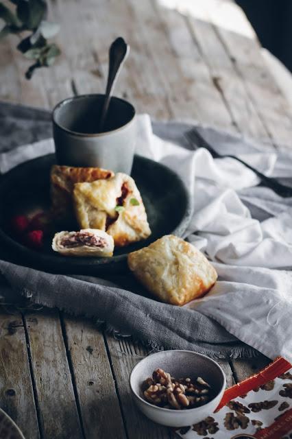 Empanadillas de requesón, arándanos y nueces.