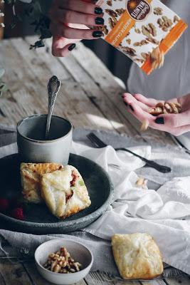 Empanadillas de requesón, arándanos y nueces.