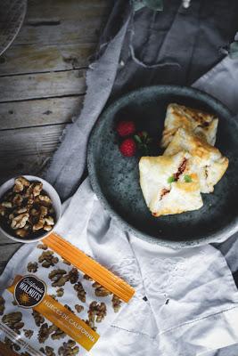 Empanadillas de requesón, arándanos y nueces.
