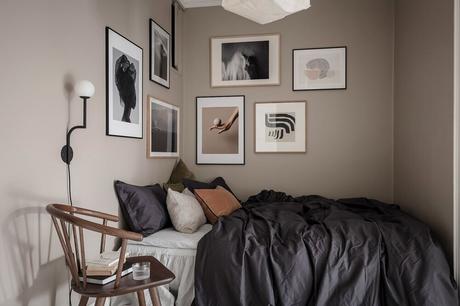 Un luminoso apartamento escandinavo con paredes de ladrillo a la vista.