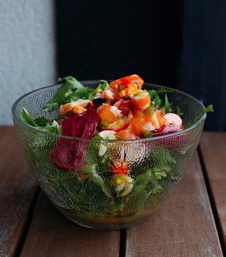 ENSALADA CON SALPICÓN DE MARISCO