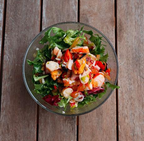 ENSALADA CON SALPICÓN DE MARISCO